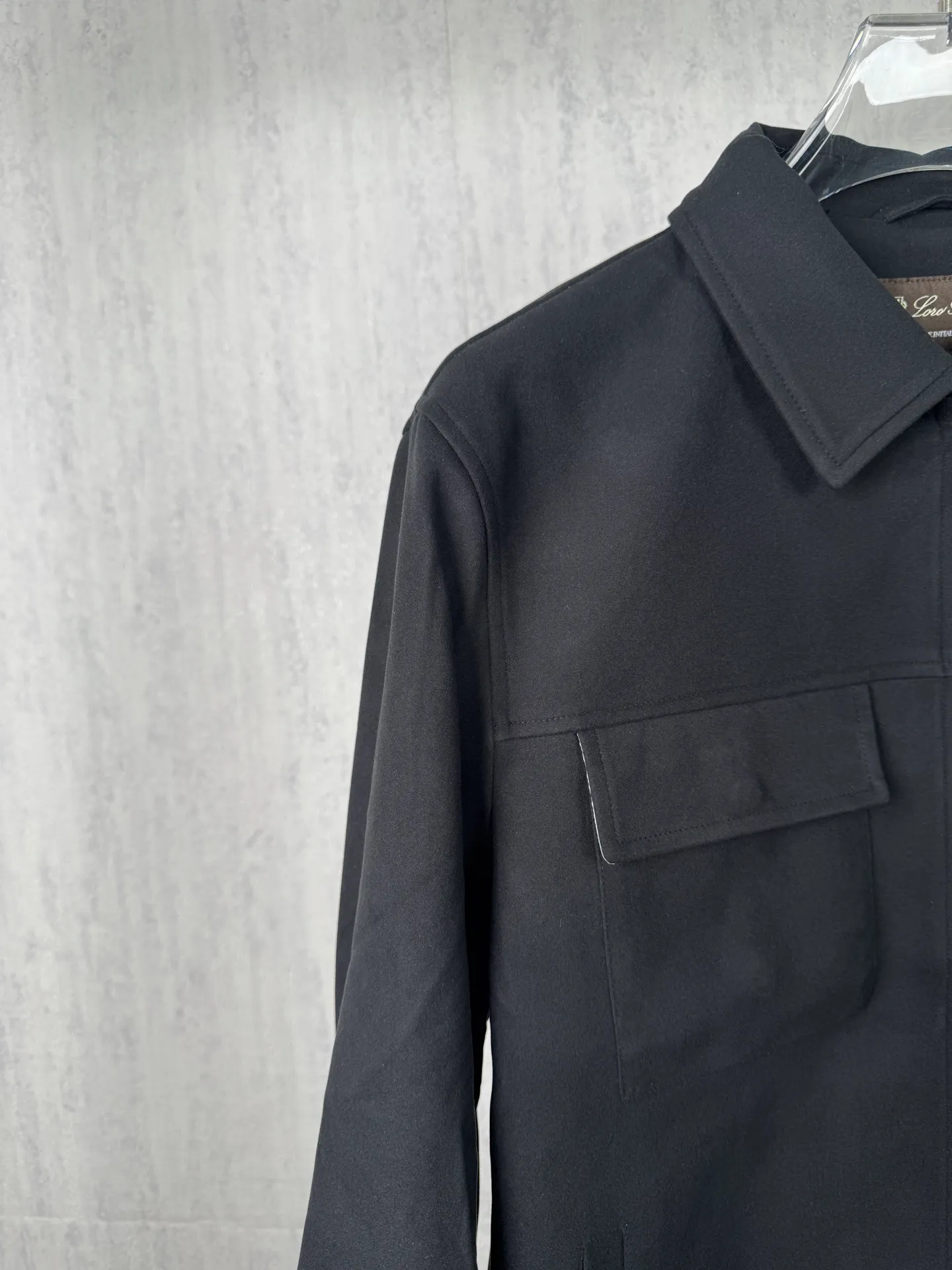 ! (Special version shipped next day) ❗️❗️❗️ LP LORO PIANA #91325 lapel flocked work jacket The brand's exclusive ultra-fine velvety blended fabric is selected, with a fine suede matte matte texture. The fabric has been stain-resistant and pre-shrunk, and feels soft and not stiff. The high-density weave takes into account both stiff muscles and breathable properties. The dark and light color system has one coloring standard, no color difference or whitening defects. It is suitable for both spring and autumn single wear and winter inner wear, taking into account the casual and relaxed feeling and light luxury texture‼ ️ Customized metal double-headed zipper on the placket, with double-layer overlocking of the same fabric as the zipper, which can be opened and closed repeatedly without blocking the fabric; double-flap patch pockets on the chest, with built-in embossed LP shield-shaped wheat ears logo embossed on the bag flap, and the three-dimensional embossing is evenly deep and does not collapse; the cuffs are engraved with bright Lp Silver round metal buckle, buttonholes are reinforced with double-layer overlocking, and the brand's handwritten logo is finely embroidered on the hem of the cuffs. The lines are delicate and not off-line. The hidden pockets on both sides are fully closed, and the bag mouth is densely reinforced with no exposed hard seams to rub against the skin. ◽The entire body is precision overlocked and stitched throughout the entire body🔍 The shoulder seams, side seams, armholes, hems, and bag flap edges are all reinforced with double-strand stitching Lapel suede-feel work jacket, ultra-fine suede blended fabric + bag flap embossed embossing + cuff precision embroidery triple process makes the production more difficult. The cutting loss of suede fabric is much higher than that of ordinary woven fabrics. Six-color batch color control quality inspection, double routing inside and outside, and multiple inspections of hardware embroidery , if the imprint is blurred, the embroidery is skipped or the cut pieces are misplaced, the whole piece is scrapped. It is an intuitive reflection of the hard-core quality of Italian light luxury commuter jackets. Men who prefer soft matte textures and low-key simple outfits can distinguish the huge gap between ordinary work jackets at a glance. Color: Wine Red Apricot Black Size: 48 50 52 54 56